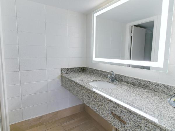 Howard Johnson by Wyndham Virginia Beach At The Beach : photo 9 de la chambre chambre double avec 2 lits doubles - non-fumeurs