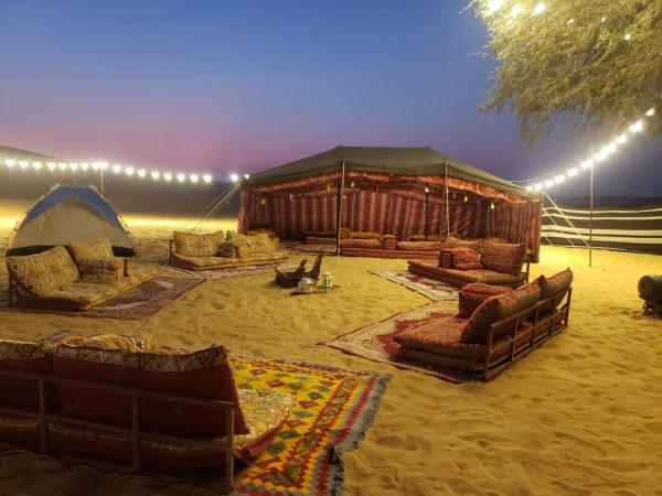Luxury Overnight stay in Desert Safari Campsite, with dinner, adventure, entertainments, and transfers : photo 2 de la chambre tente