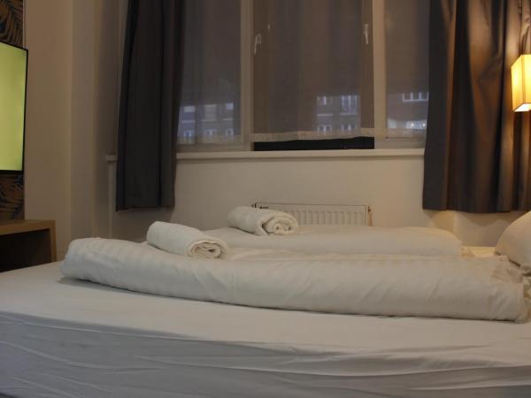 WOW City Hostel : photo 9 de la chambre chambre double avec salle de bains privative