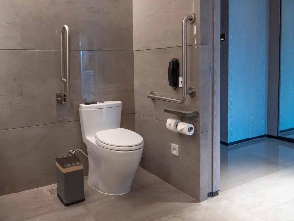 Vignette Collection Hangzhou Huaxia Center Hotel, an IHG Hotel : photo 2 de la chambre chambre lit king-size premium - accessible aux personnes à mobilité réduite