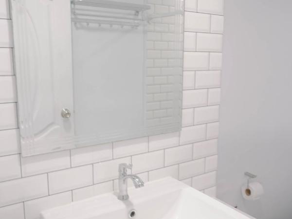 BnB98 Silom Hotel - 1 minutes from SKY TRAIN Sala Daeng station and SUBWAY Silom station : photo 7 de la chambre chambre supérieure lit queen-size