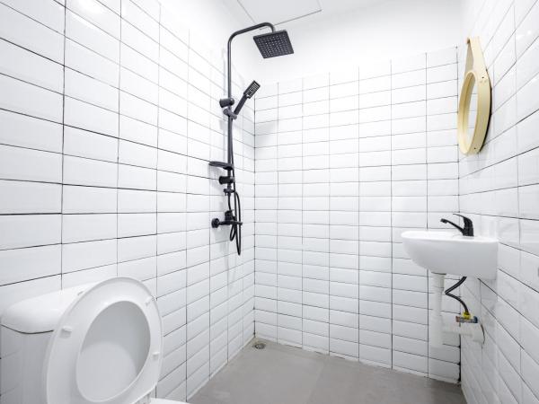 RedDoorz Plus at Jalan Gatot Subroto Jakarta : photo 8 de la chambre chambre double standard