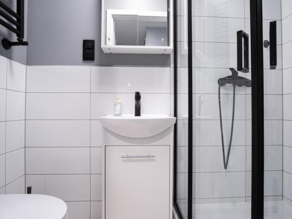 Prywatny pokój z prywatną łazienką - Senatorska 36 : photo 10 de la chambre chambre simple avec salle de bains privative