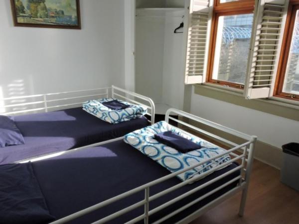 St. Clair Hotel Hostel : photo 1 de la chambre chambre double ou lits jumeaux avec salle de bains commune