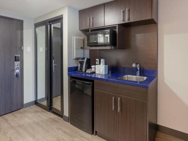 GLō Best Western Mississauga Corporate Centre : photo 1 de la chambre suite lit king-size avec canapé-lit