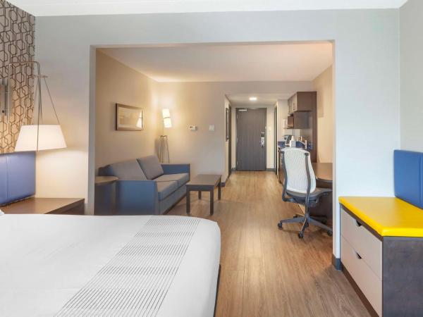 GLō Best Western Mississauga Corporate Centre : photo 4 de la chambre suite lit king-size avec canapé-lit