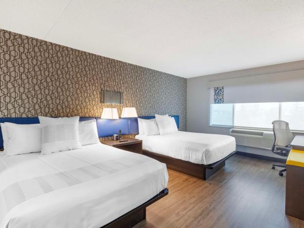 GLō Best Western Mississauga Corporate Centre : photo 3 de la chambre chambre avec 2 grands lits queen-size