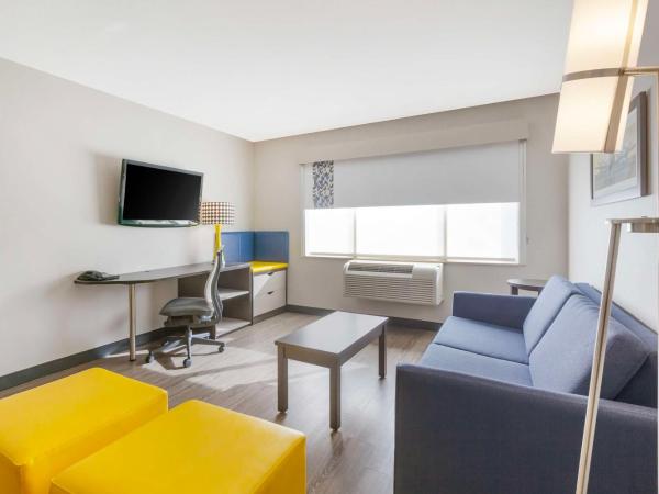 GLō Best Western Mississauga Corporate Centre : photo 1 de la chambre suite deluxe avec lit king-size