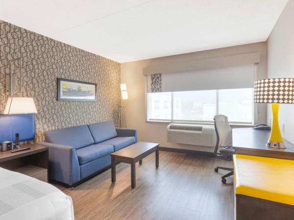 GLō Best Western Mississauga Corporate Centre : photo 1 de la chambre chambre lit king-size avec canapé-lit