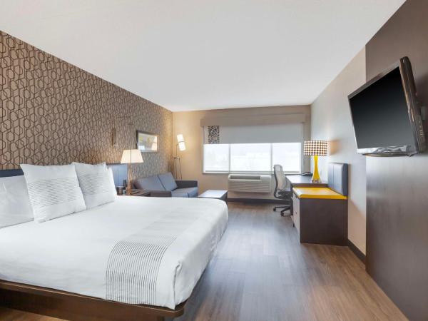 GLō Best Western Mississauga Corporate Centre : photo 3 de la chambre chambre lit king-size avec canapé-lit