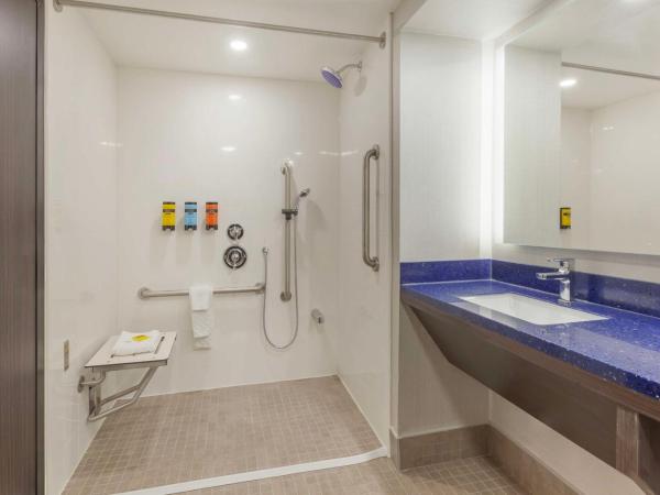 GLō Best Western Mississauga Corporate Centre : photo 4 de la chambre chambre avec 2 lits queen-size - accessible aux personnes à mobilité réduite