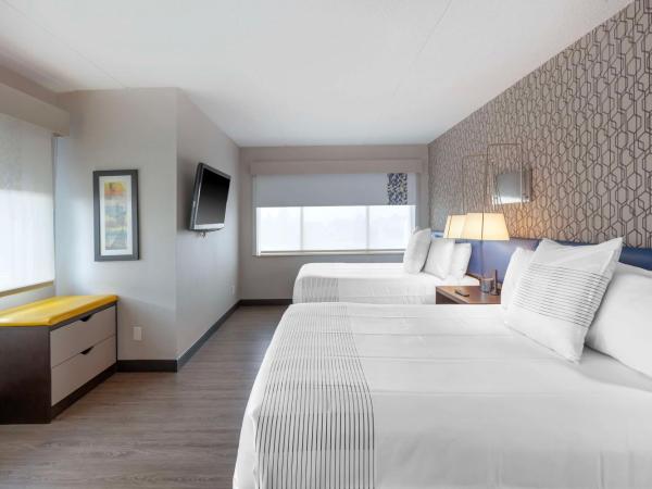 GLō Best Western Mississauga Corporate Centre : photo 1 de la chambre suite avec 2 lits queen-size
