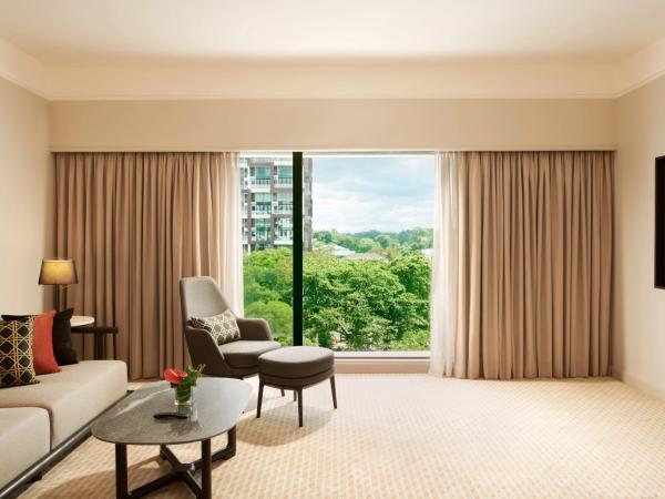 Hilton Kuching Hotel : photo 8 de la chambre suite premium lit king-size