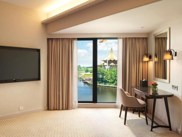 Hilton Kuching Hotel : photo 7 de la chambre suite premium lit king-size