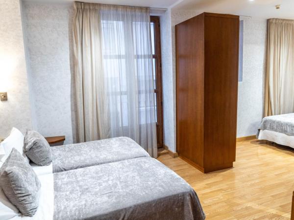 Hotel Granada Centro : photo 2 de la chambre chambre lits jumeaux avec lit d’appoint - 301