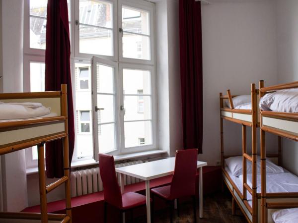 Metropol Hostel Berlin : photo 3 de la chambre dortoir (5 personnes) avec salle de bains
