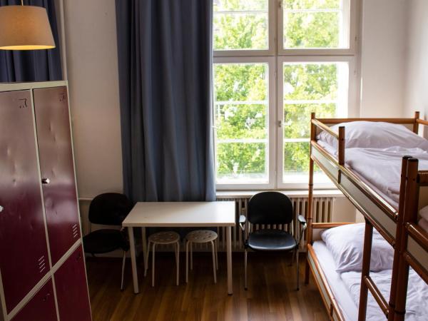 Metropol Hostel Berlin : photo 5 de la chambre dortoir (5 personnes) avec salle de bains