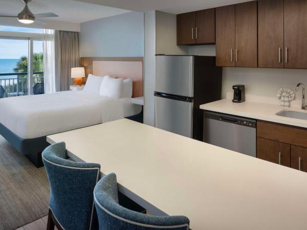 Hampton Inn & Suites Myrtle Beach Oceanfront : photo 4 de la chambre 1 king oceanfront w/kitchen