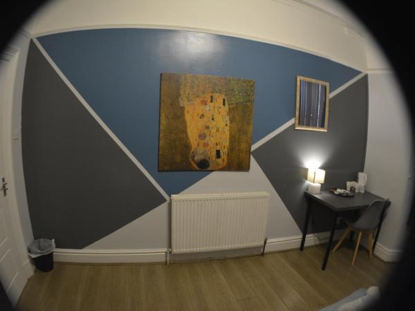 Kensington Guest House Liverpool : photo 2 de la chambre chambre double avec lit d'appoint