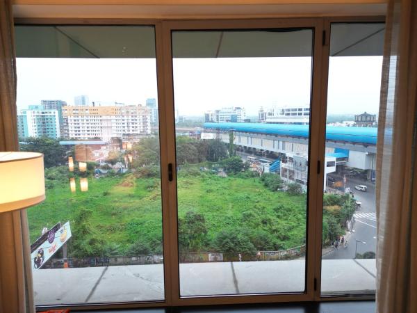 Vivanta Kolkata EM Bypass : photo 2 de la chambre chambre lits jumeaux supérieure - vue sur ville