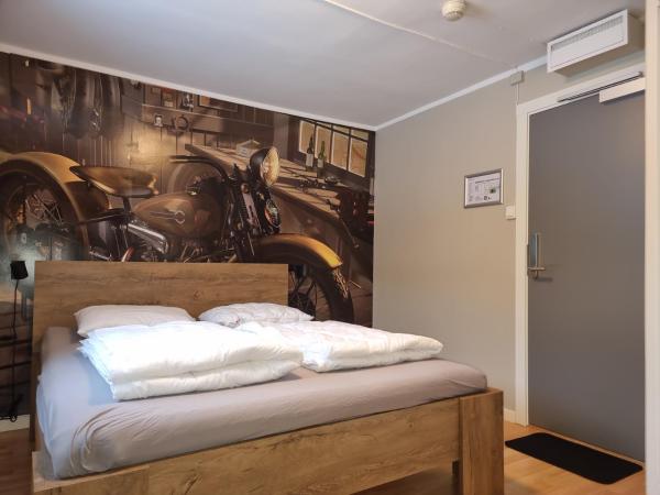 HI Oslo Haraldsheim : photo 2 de la chambre chambre double avec salle de bains privative