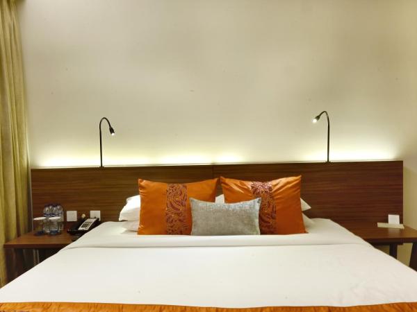 Vivanta Kolkata EM Bypass : photo 5 de la chambre deluxe suite city view king bed with one way airport transfer