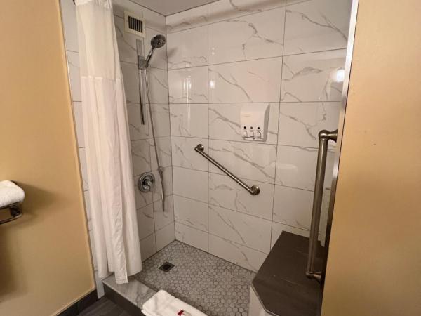 Ramada by Wyndham London : photo 3 de la chambre chambre lit queen-size accessible aux personnes à mobilité réduite - non-fumeurs