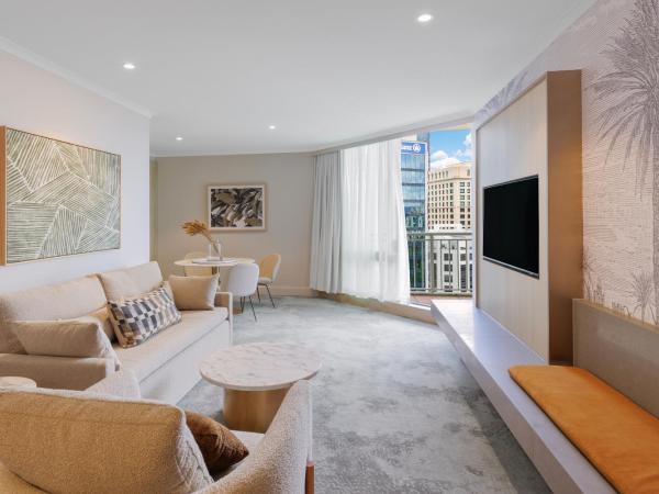 Amora Hotel Brisbane : photo 1 de la chambre amora balcony suite with complimentary minibar and free wi-fi