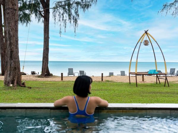Khaolak Emerald Surf Beach Resort and Spa - SHA Extra Plus : photo 1 de la chambre villa avec piscine privée