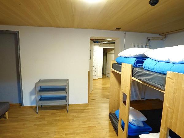 Naturfreunde Hostel Grindelwald : photo 4 de la chambre lit dans dortoir femmes de 6 lits avec salle de bains commune