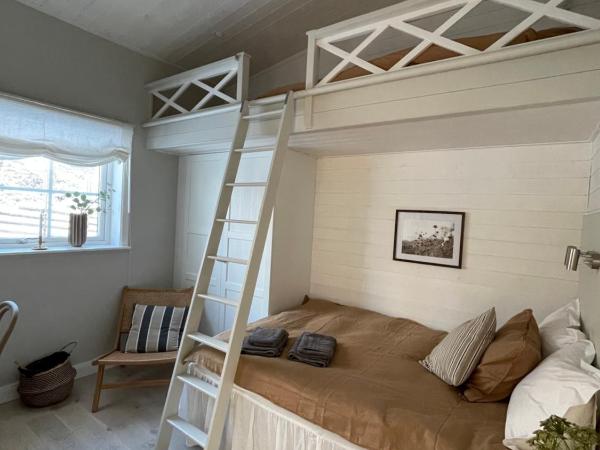 Bastuviken Bed and Breakfast : photo 2 de la chambre chambre double avec lit d'appoint