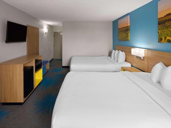 Days Inn & Suites by Wyndham Northwest Indianapolis : photo 1 de la chambre chambre 2 lits queen-size - non-fumeurs