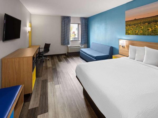 Days Inn & Suites by Wyndham Northwest Indianapolis : photo 1 de la chambre suite studio queen - non-fumeurs