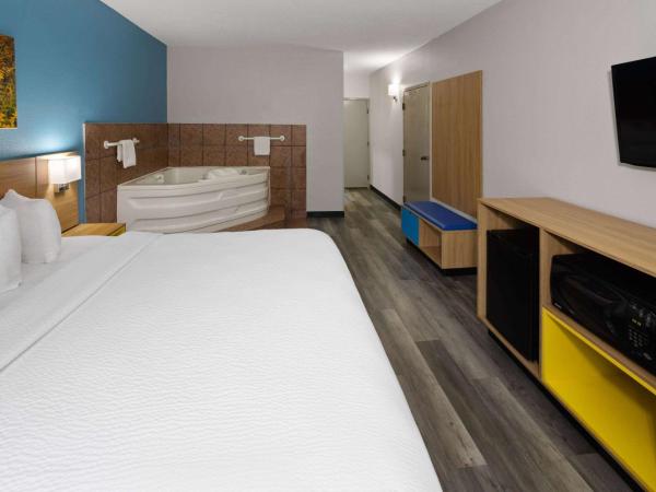 Days Inn & Suites by Wyndham Northwest Indianapolis : photo 1 de la chambre suite studio lit king-size - non-fumeurs