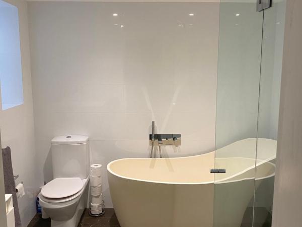 Garden flat, NORTH SYDNEY : photo 2 de la chambre chambre double avec salle de bains privative