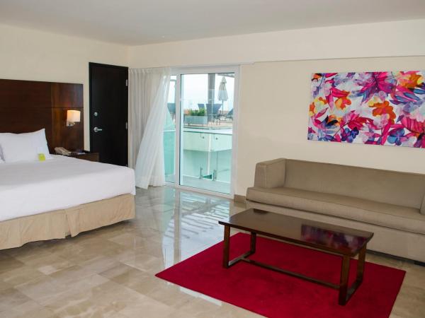 Four Points by Sheraton Veracruz : photo 2 de la chambre master, suite, 1 king, sofa bed, partial ocean view, balcony