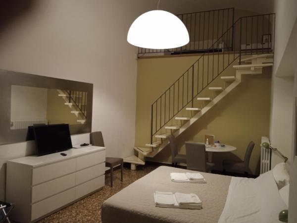 Rooms H Ercolani : photo 5 de la chambre grande chambre double ou lits jumeaux avec salle de bains privative séparée