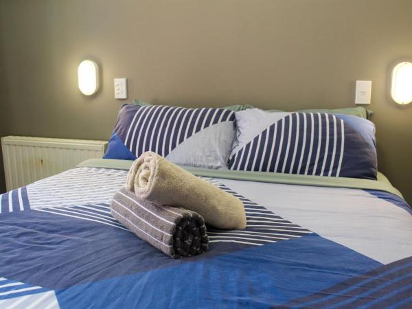 Hippo Lodge Backpackers : photo 3 de la chambre chambre double avec salle de bains privative