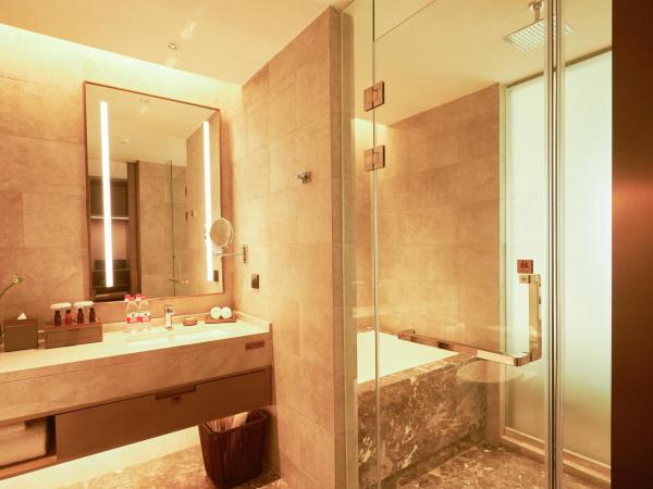 LN Dongfang Hotel Pazhou-Free Shuttle Buses and Registration Counter for Purchasing Agents during the Canton Fair : photo 4 de la chambre chambre lit king-size affaires