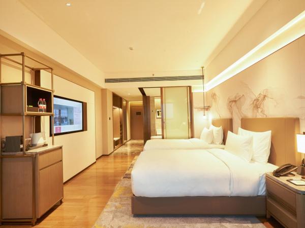 LN Dongfang Hotel Pazhou-Free Shuttle Buses and Registration Counter for Purchasing Agents during the Canton Fair : photo 2 de la chambre chambre lits jumeaux exécutive