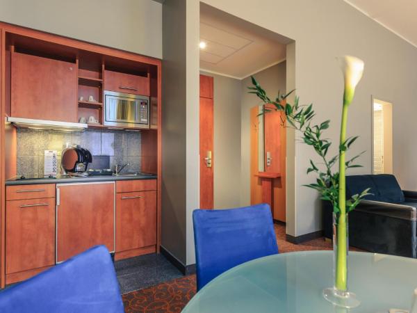 Mercure Hotel & Residenz Berlin Checkpoint Charlie : photo 7 de la chambre appartement supérieur avec lit double, canapé-lit et kitchenette