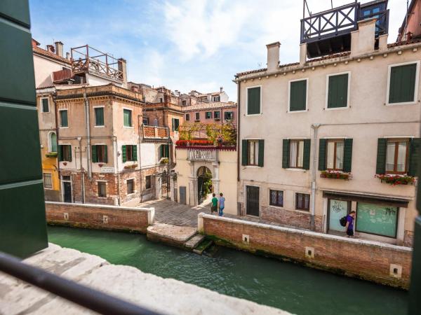 Liassidi Wellness Suites : photo 8 de la chambre suite lit queen-size avec bain turc - vue sur canal