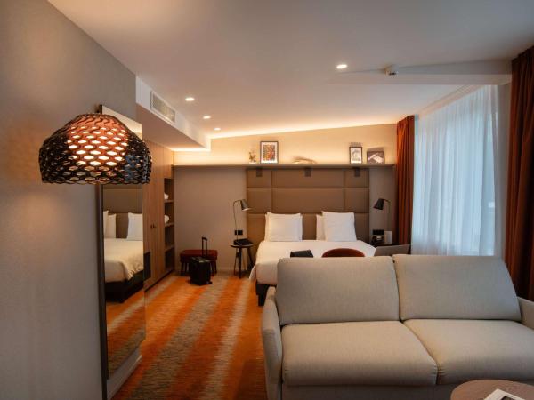 Mercure Fribourg Centre Remparts : photo 3 de la chambre suite avec lit double et canapé-lit