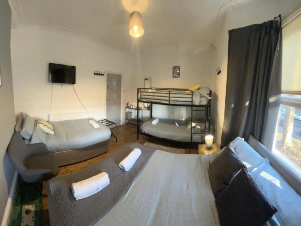 Rooms Anfield- 5 mins from LFC : photo 4 de la chambre chambre familiale avec salle de bains commune
