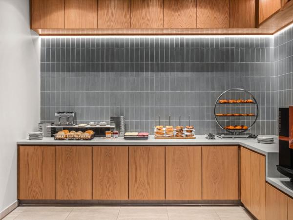 Marina del Rey Marriott : photo 7 de la chambre chambre lit king-size - vue sur port de plaisance - niveau concierge