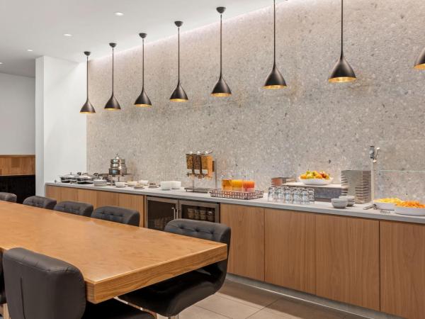 Marina del Rey Marriott : photo 9 de la chambre chambre lit king-size - vue sur ville - Étage concierge