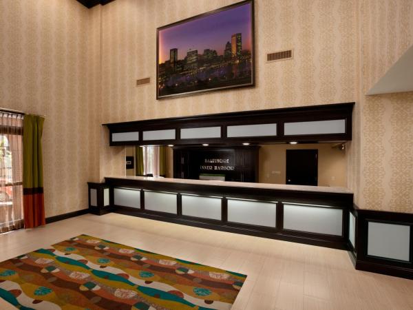 Days Inn by Wyndham Baltimore Inner Harbor : photo 2 de la chambre chambre de luxe avec 2 lits doubles - non-fumeurs