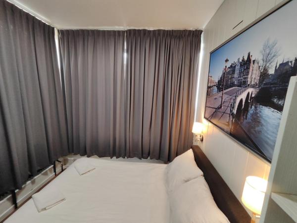 Hotel Holland Lodge : photo 5 de la chambre chambre double Économique avec salle de bains et toilettes communes