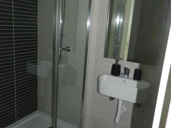 Jualis Guest House : photo 6 de la chambre grande chambre double