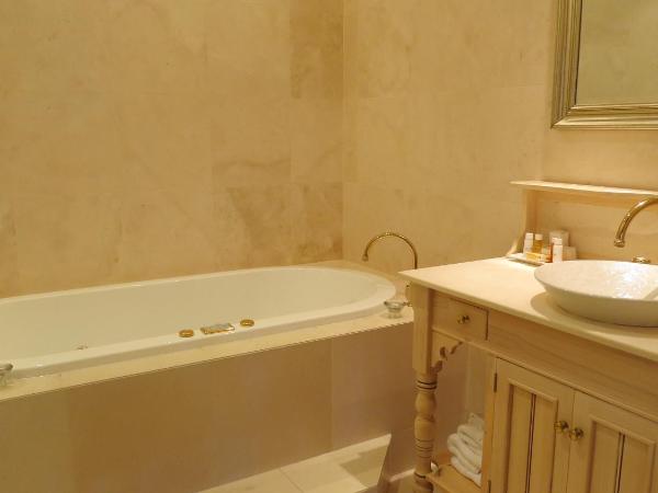 Victoria's At Ewingsdale : photo 1 de la chambre chambre lit king-size exécutive avec baignoire spa